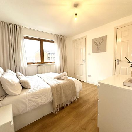 Private Room With En-Suite And Parking In Shared Flat Glasgow Exteriör bild